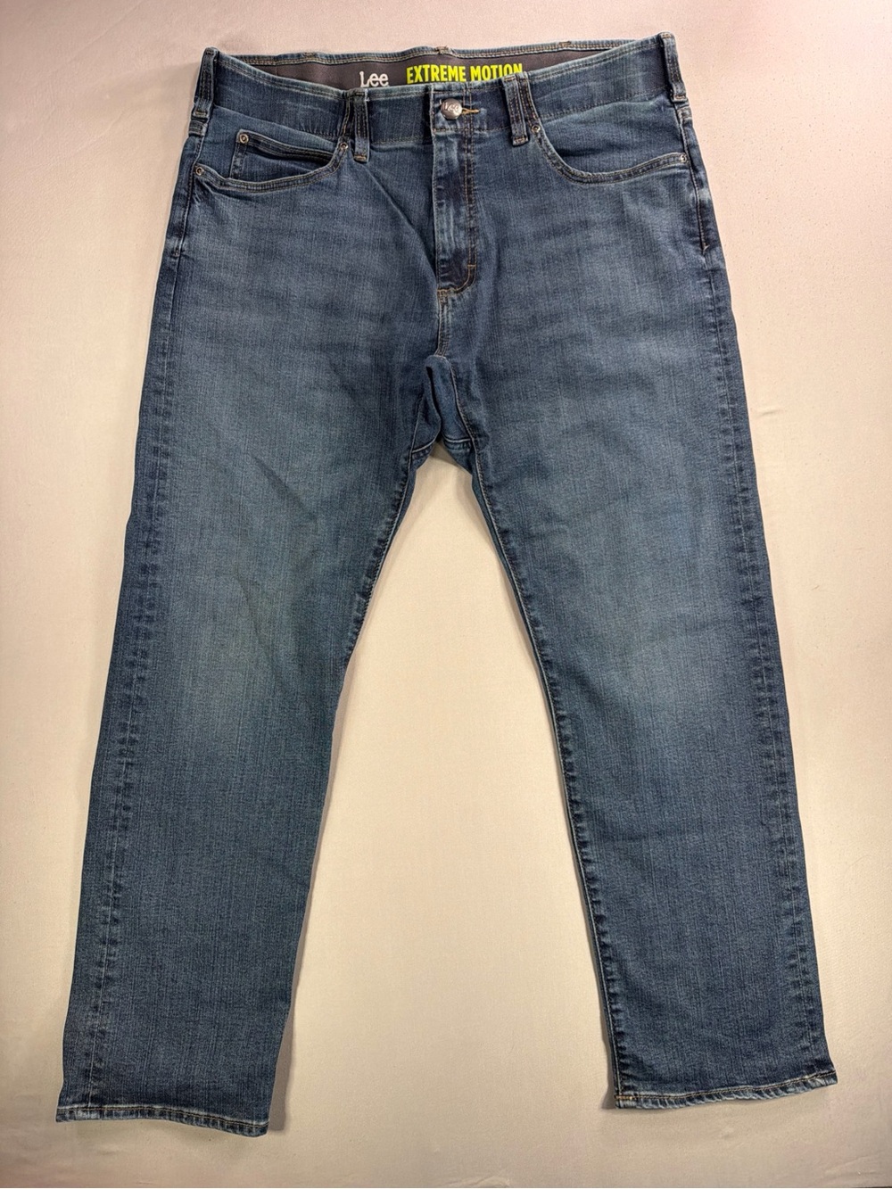 Lee Men’s Relaxed Jeans in Faded Blue Wash